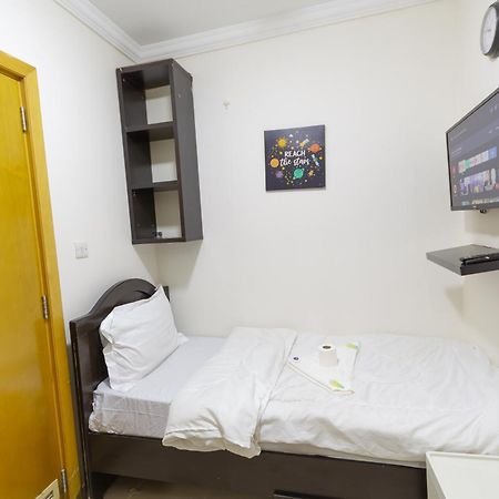 Budget Rooms With Private Bathroom For 'Girls' Only In Dubai, Marina 외부 사진